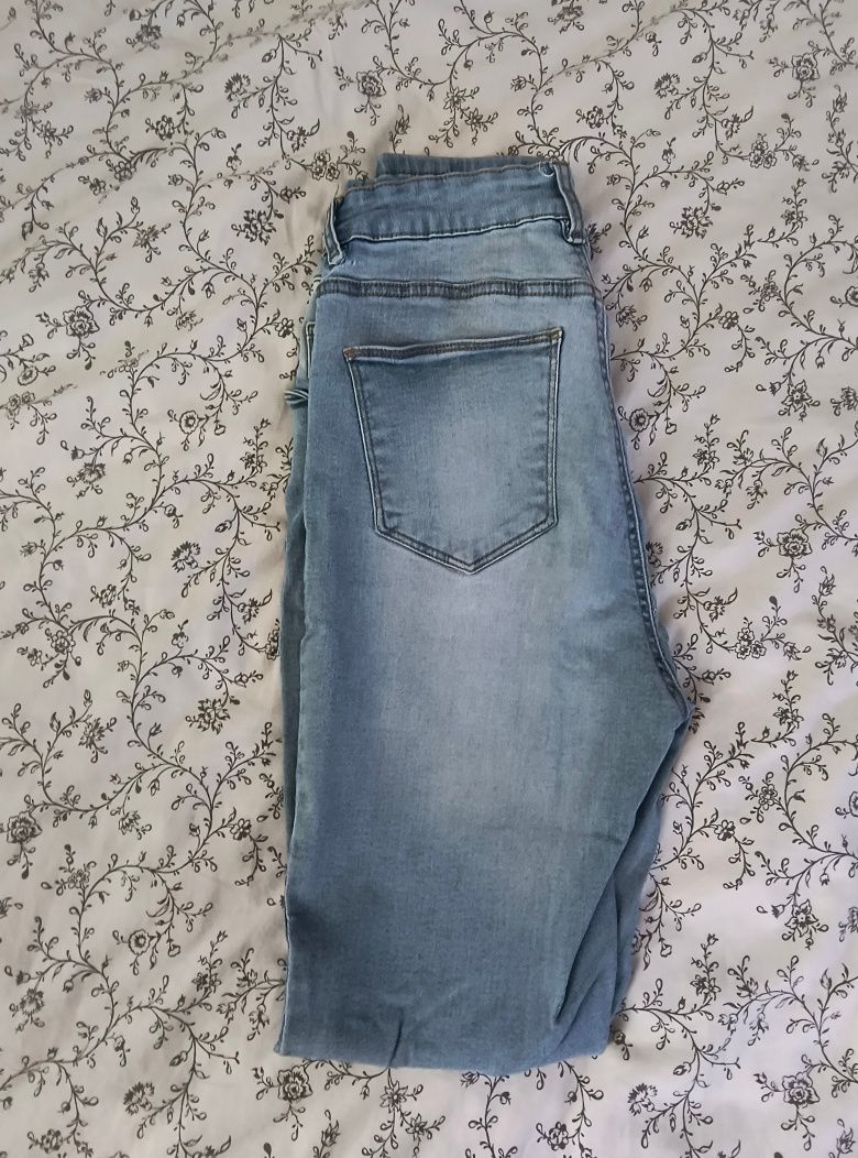 Jasne spodnie jeansowe Terranova