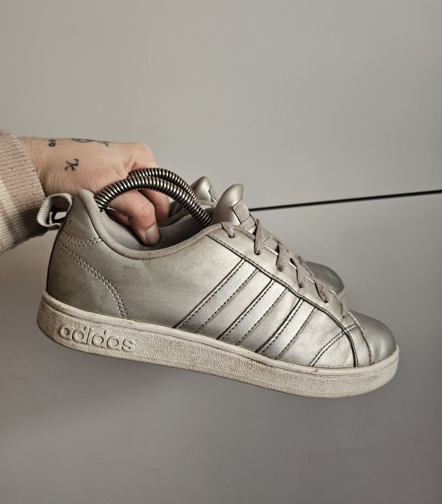 Sprzedam buty damskie srebrne trampki adidas advantage rozmiar 37