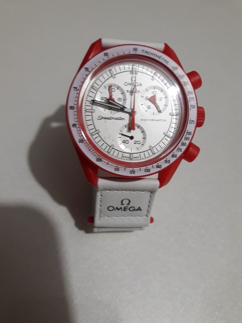 Часы Omega  Speedmaster оригинал.Красно белые.Новые. Отличном состояни