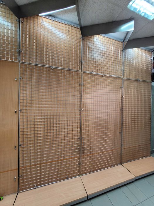 Masywne regały sklepowe z kratownicą i oświetleniem