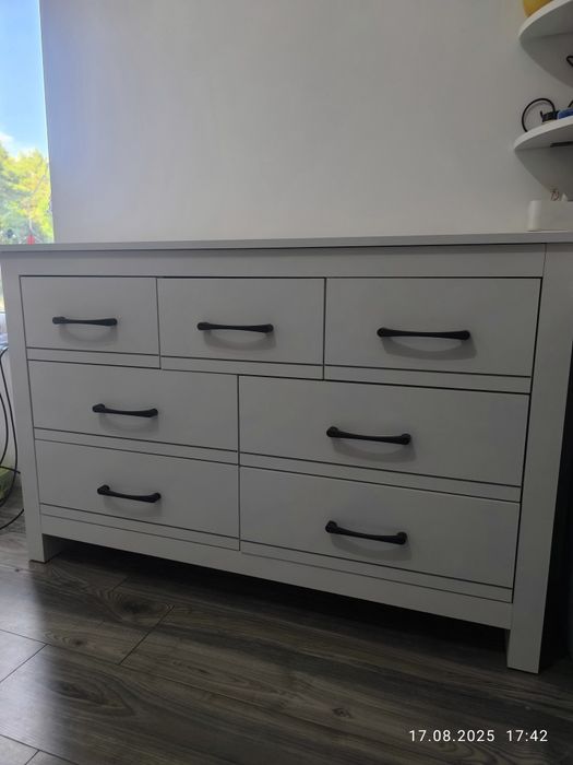 Biała komoda z szufladami