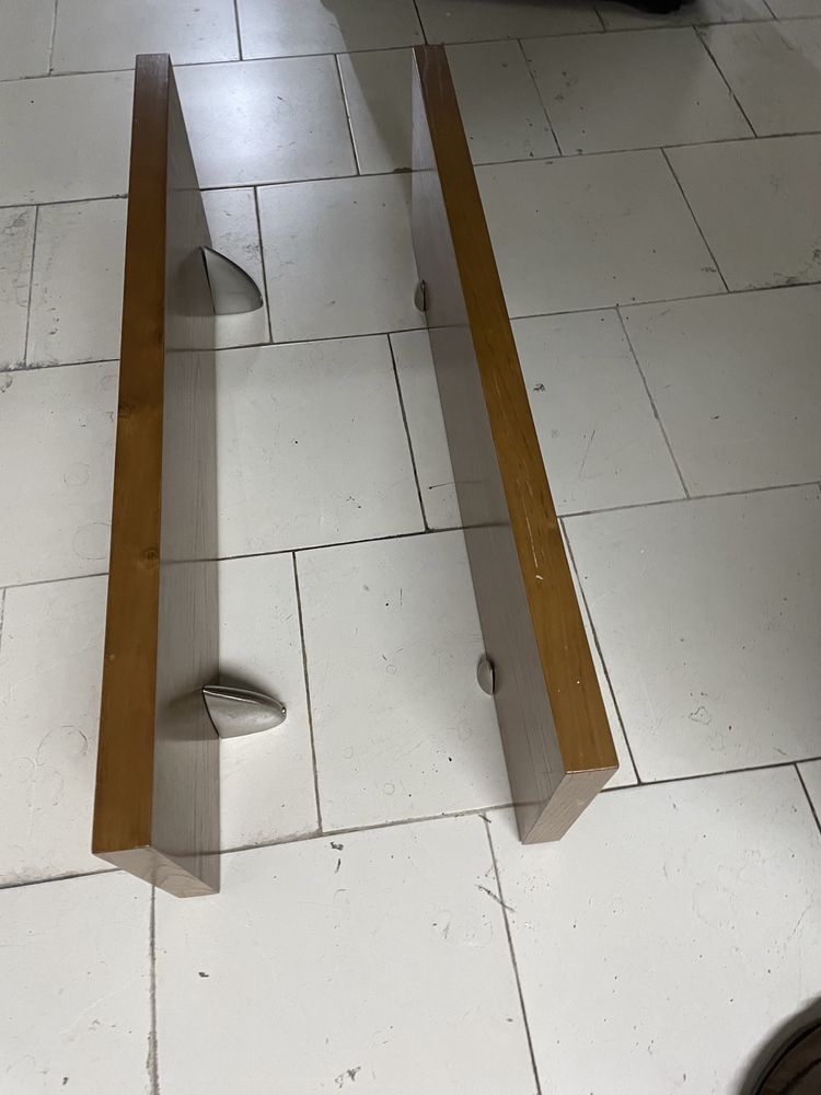 Prateleira massiças em cerejeira, c/ fixador metal (sala/escritorio)