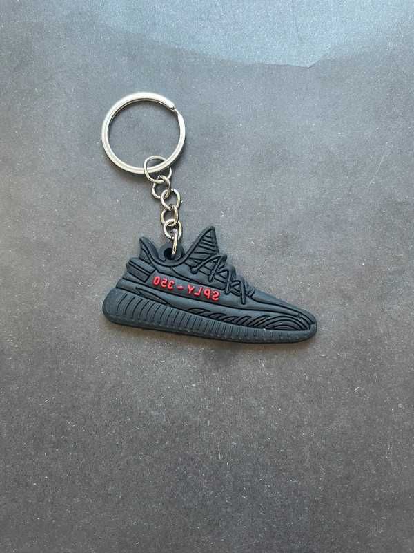 Breloczek na klucze w kształcie buta yeezy 350 czarny