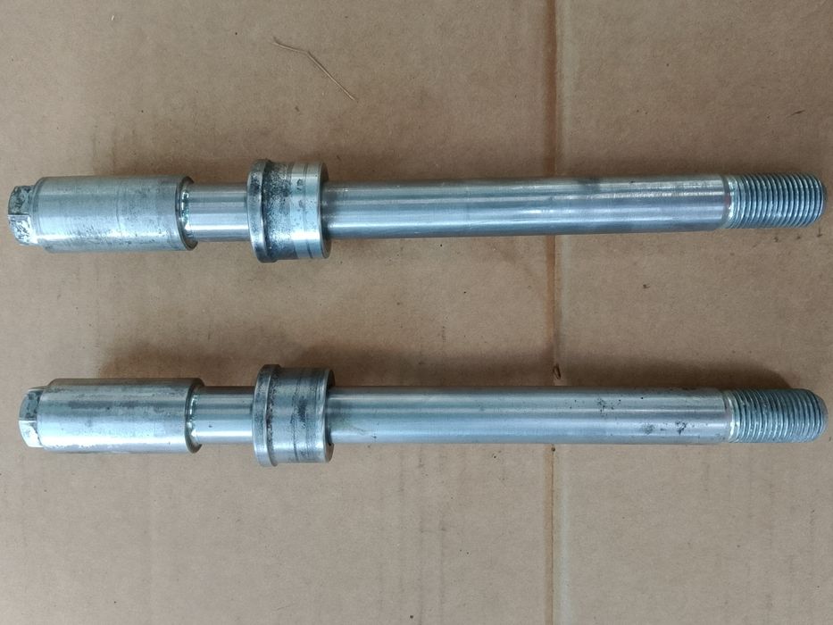 Honda Africa Twin Oś Koła Przedniego