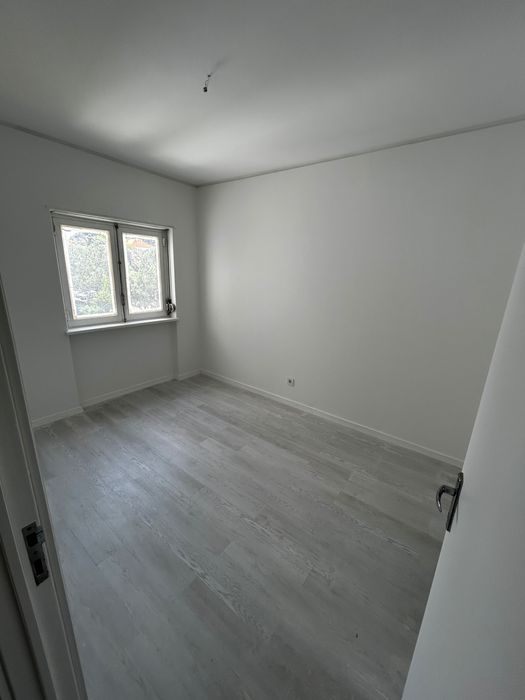 Apartamento T3 sem móveis remodelado no Monte Estoril-Arrendamento