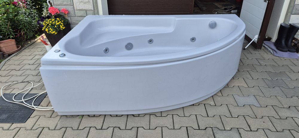 Wanna rogowa lewa z hydromasażem 175x110