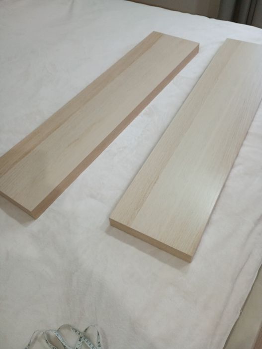 Dwie półki wiszące.