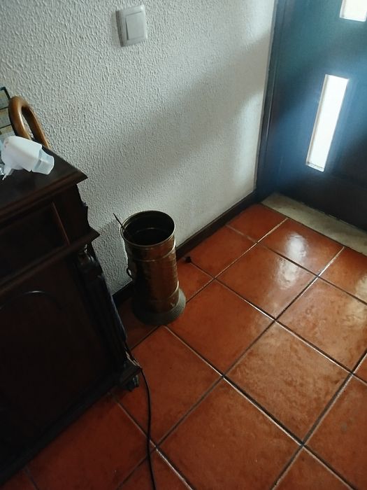 Mesa de apoio da entrada e balde de guarda chuvas