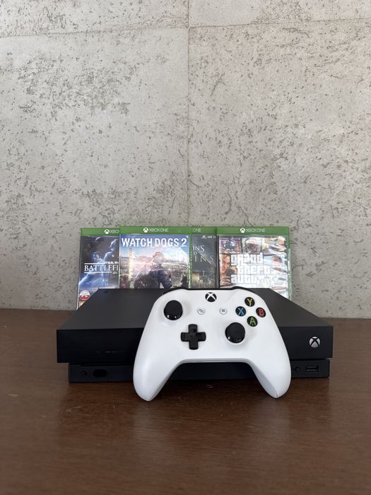 Xbox one X 1TB plus gry pad s zestaw