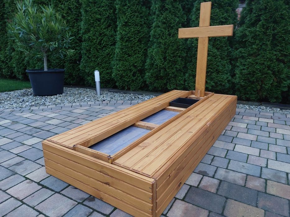 Nagrobek tymczasowy, drewniana obudowa grobu.