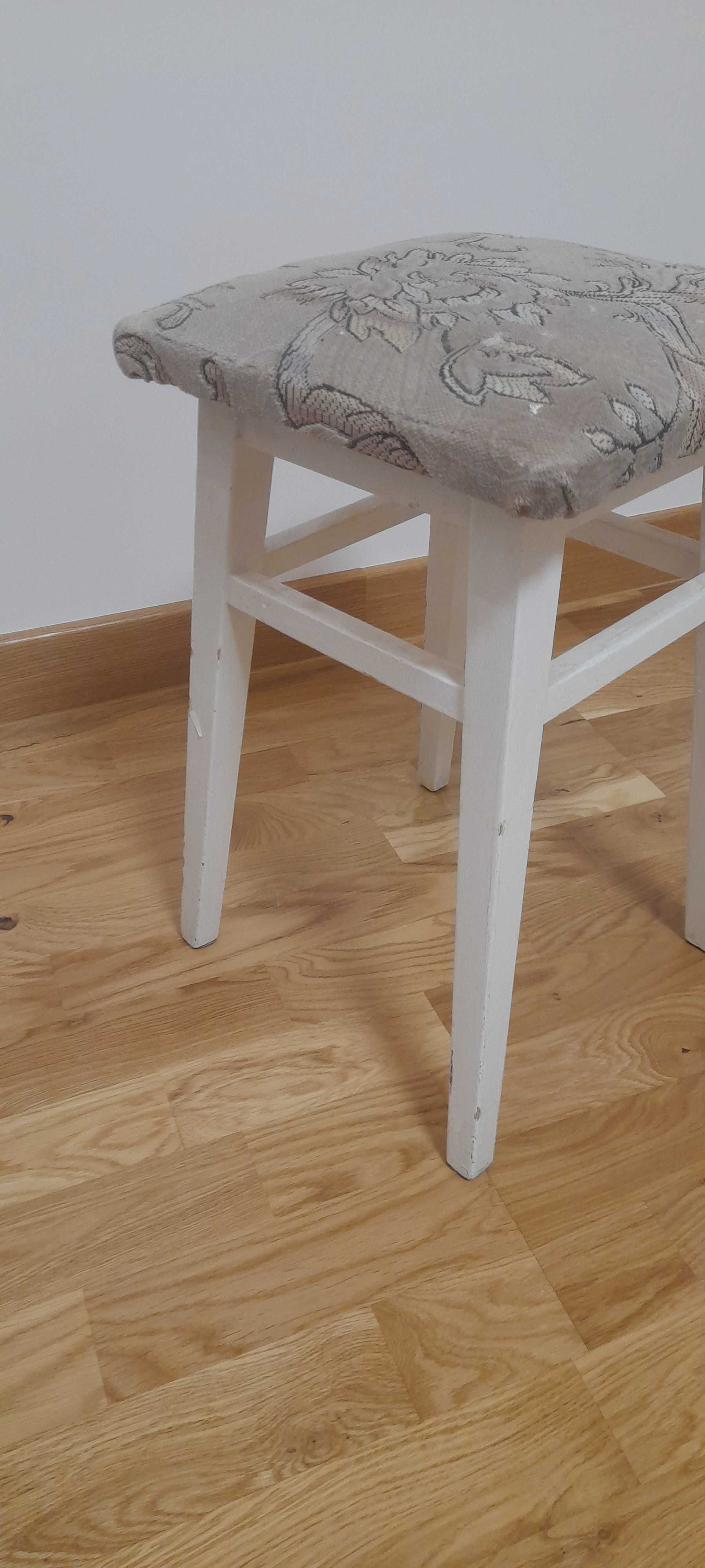 Taboret drewniany malowany na biało siedzisko tapicerowane