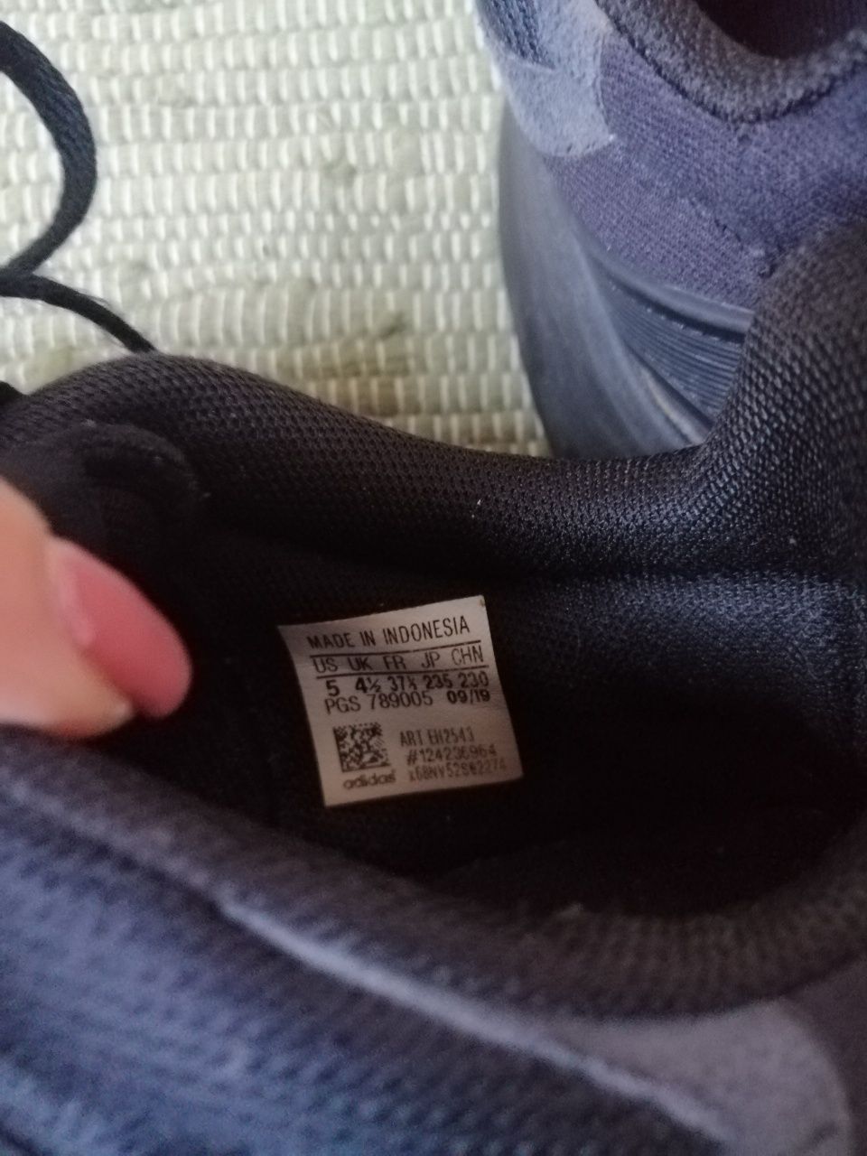 Czarne buty sportowe, chłopięce Adidas rozmiar 37 1/3.