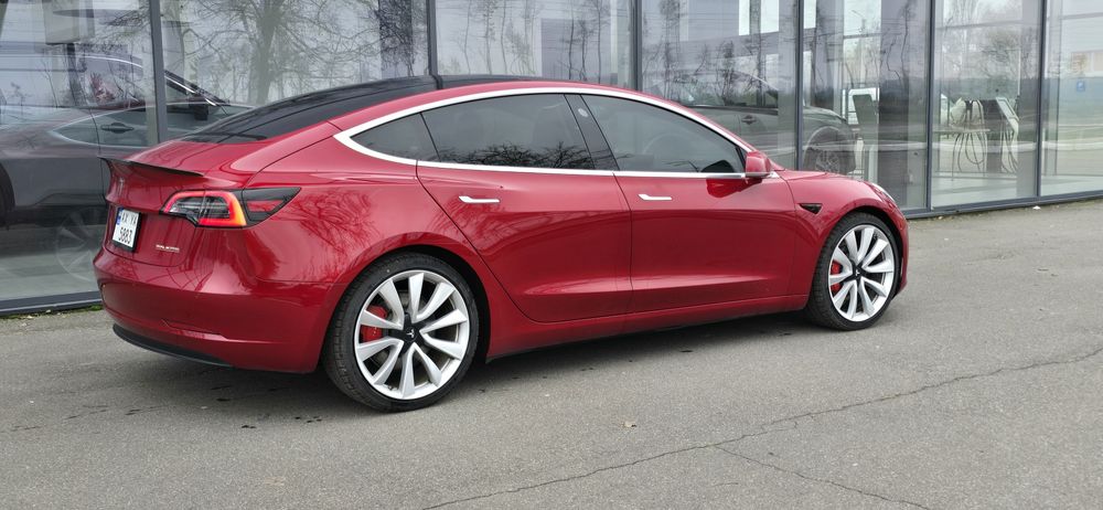 Продам Tesla Model 3 Performance 2018