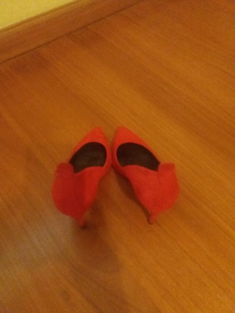 Sapato vermelho de camurça da Bershka