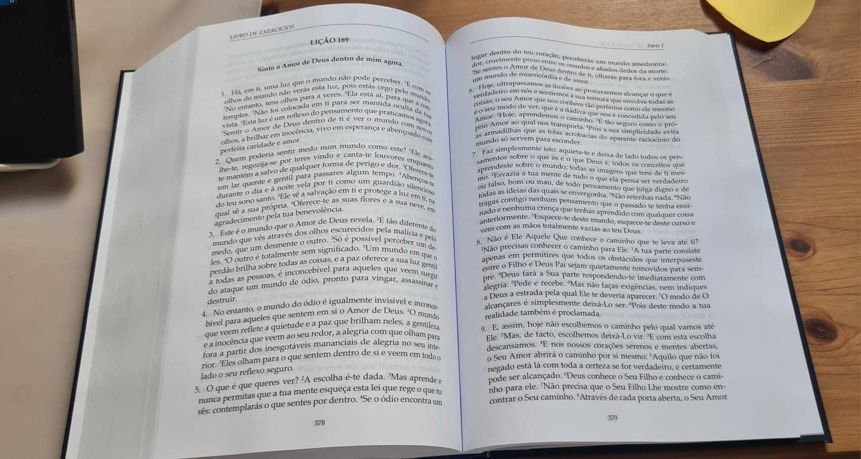 Um Curso em Milagres (Capa Dura em Portugues Europeu)