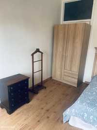 136664 - Quarto com cama de casal em casa com 4 quartos junto a...