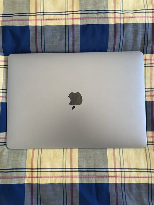 Mac Book Air M1 with charger and case64584750191234121