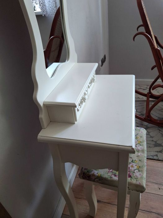 Biała toaletka kosmetyczna z lustrem i taboretem