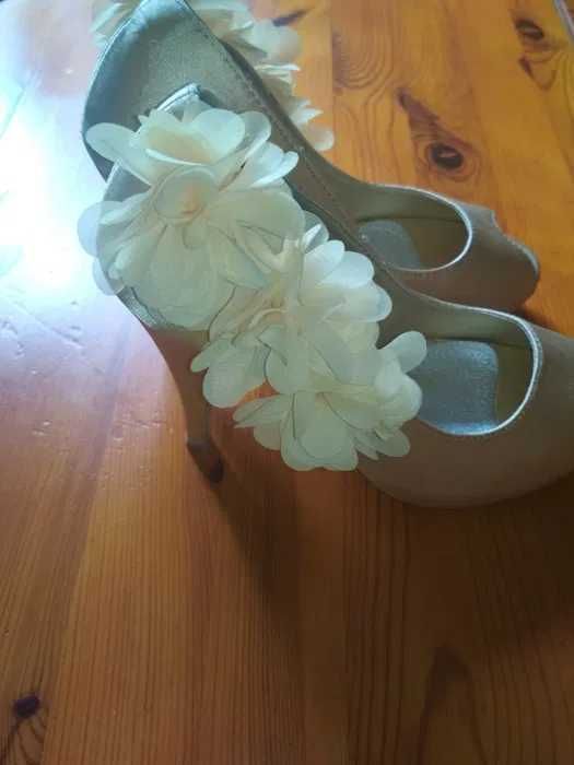 Złote szpilki (kwiatki, odkryty czubek) + złota torebka-paski bądź bez