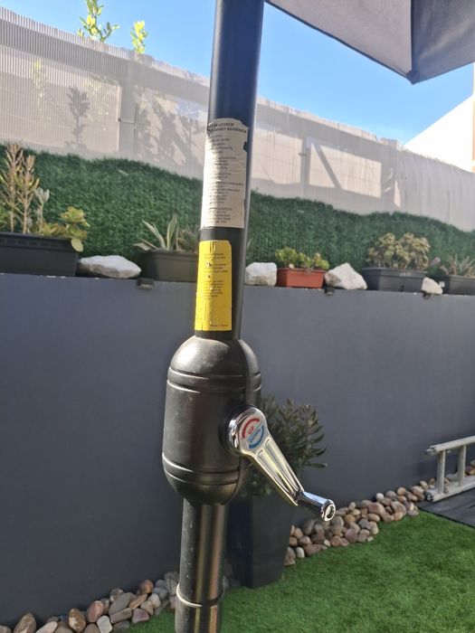 Chapéu de sol e apoio com rodinhas