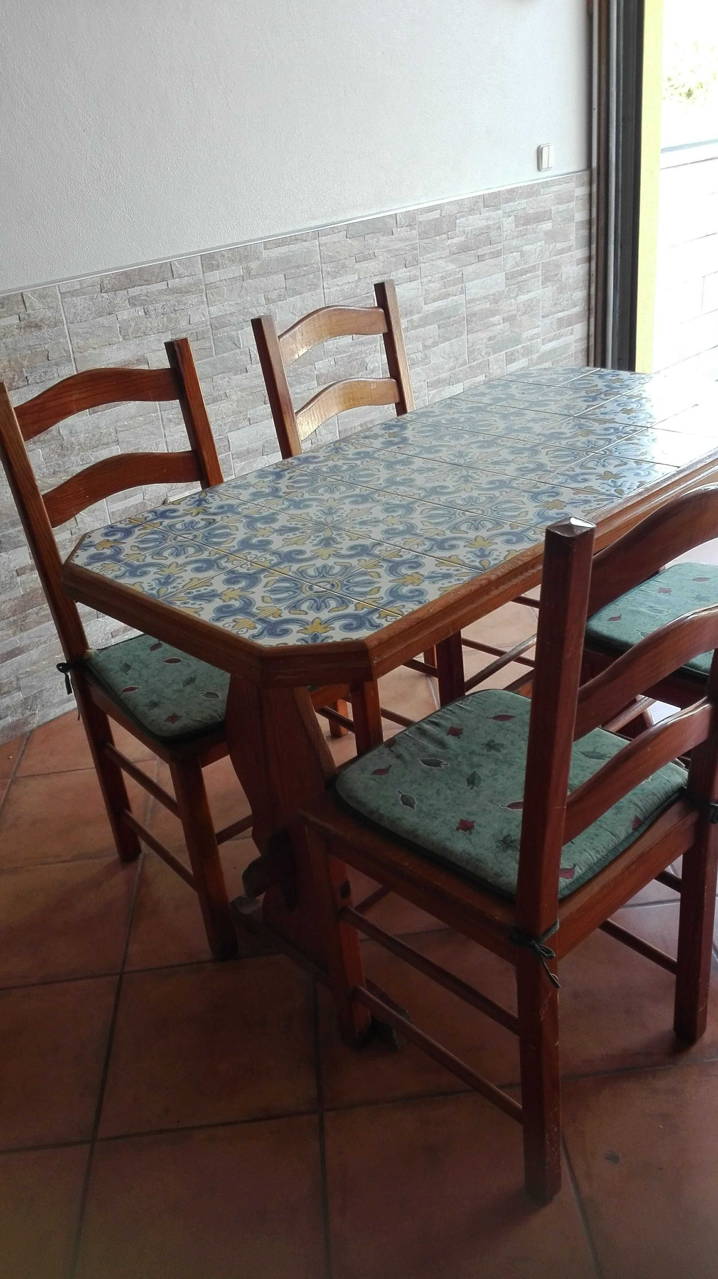 Mesa com fundo em azul e quantro cadeiras antiga