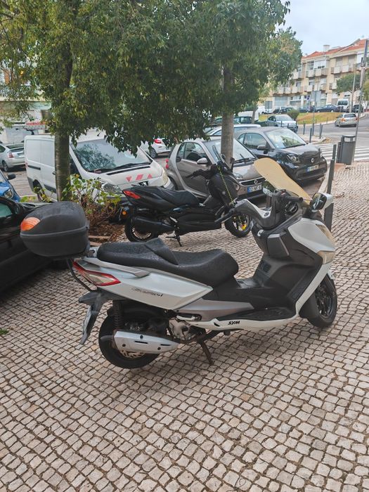 Mota Sym GTS 125i com baú traseiro