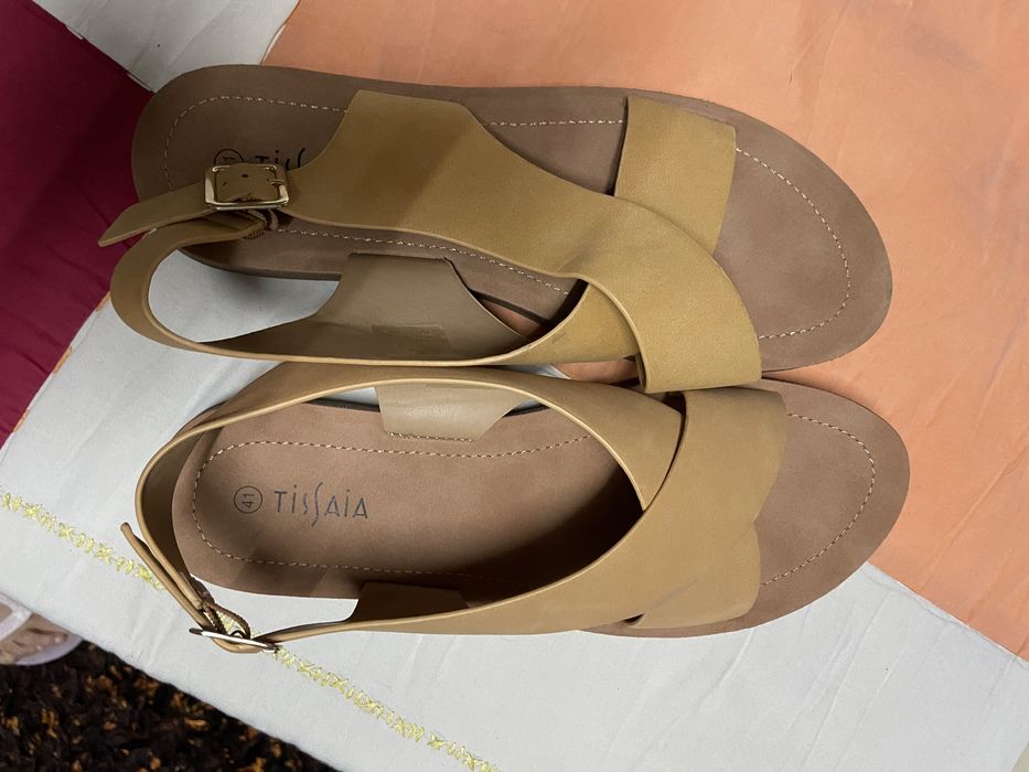 Sandálias cor creme t41