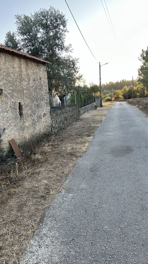 Terreno 1520 m2 com casa de arrumos