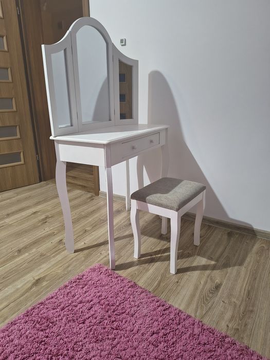 Toaletka z krzesłam