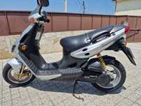 Moto suzuki cinza
