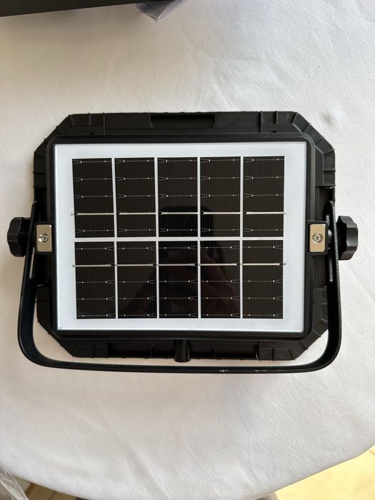 Multihunkcyjna lampa solarna