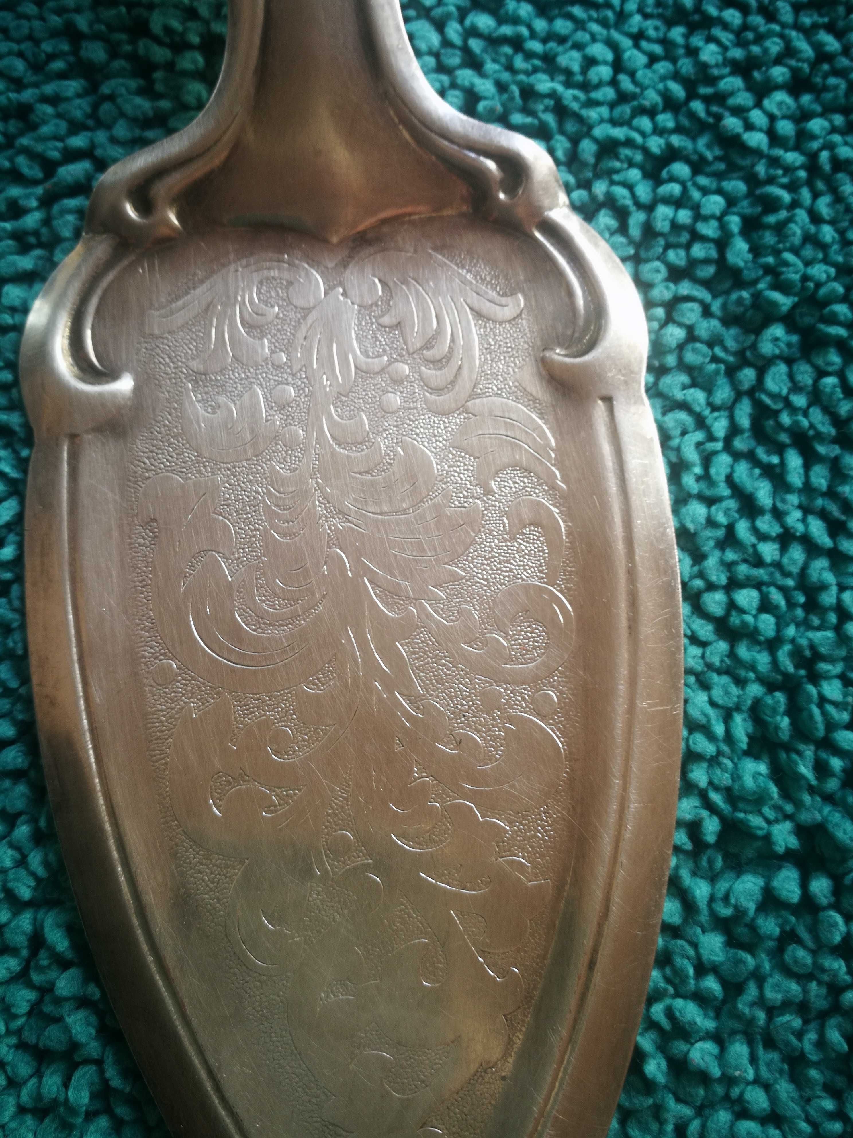 Platerowana srebrem łopatka do ciasta, grawerowana. Art Deko