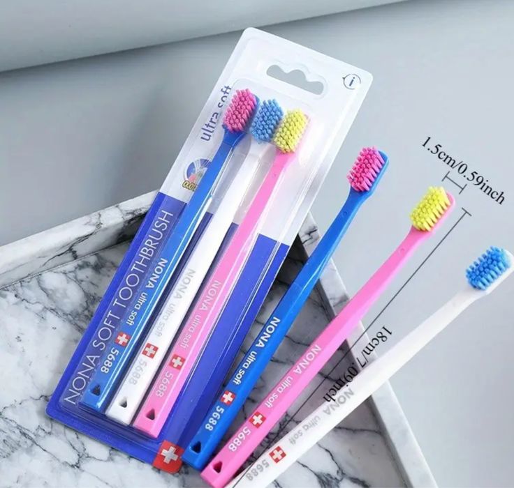 Сімейний набір з 3 м’яких кольорових зубних щіток