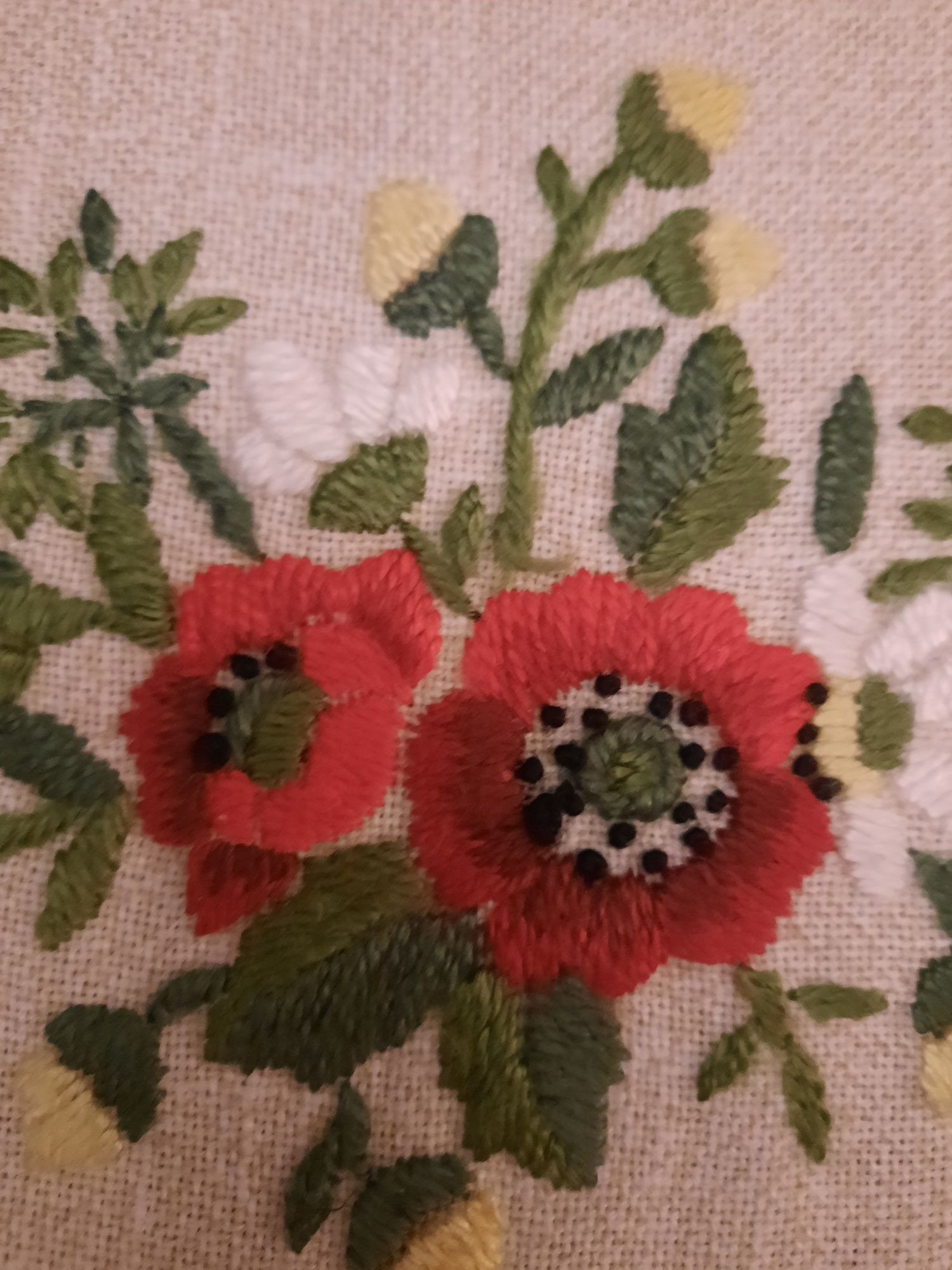Ręcznie haftowany bieżnik 73x36 cm.