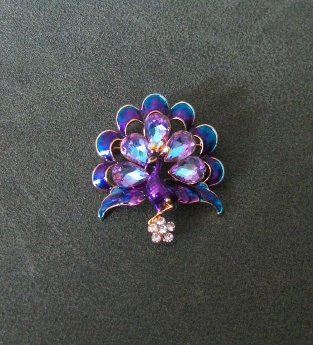 Alfinete / Broche / Pregadeira Pavão Penas Lilás NOVO