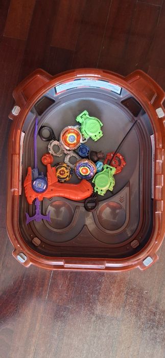 Arena beyblade + 3 beyblades