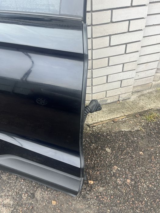 Двері задні праві   Ford Edge 2019 рік   Колір: UM (чорні)