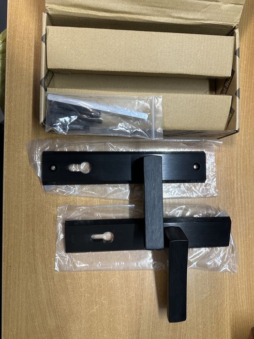 Klamka Haga AXA czarna rozstaw 92mm