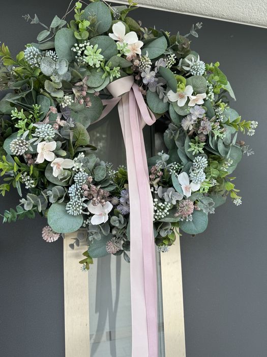 Ozdobny wianek na drzwi