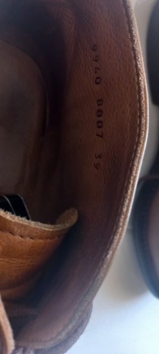 Botas de homem em pele