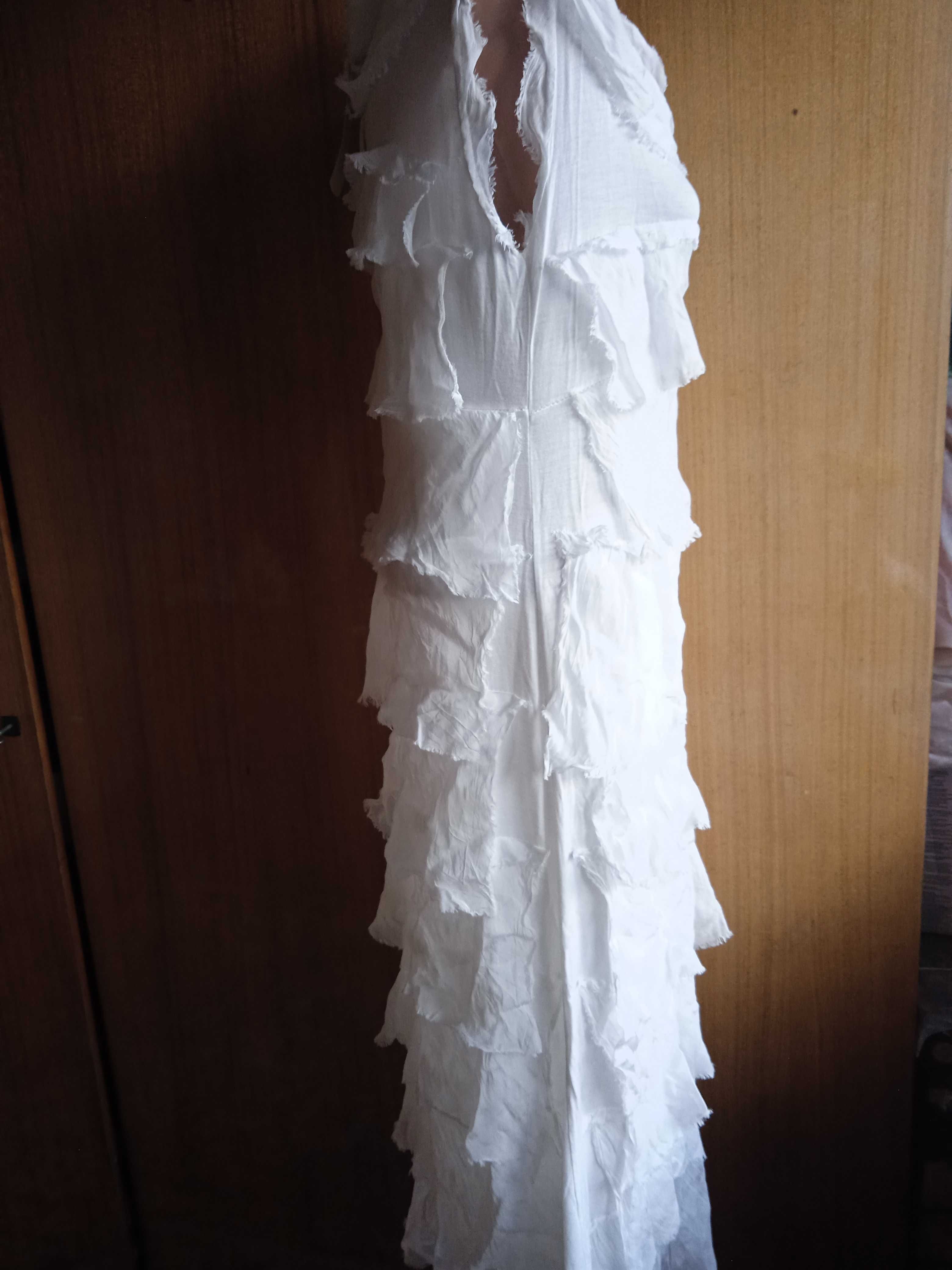 Новое белое очень нарядное платье.