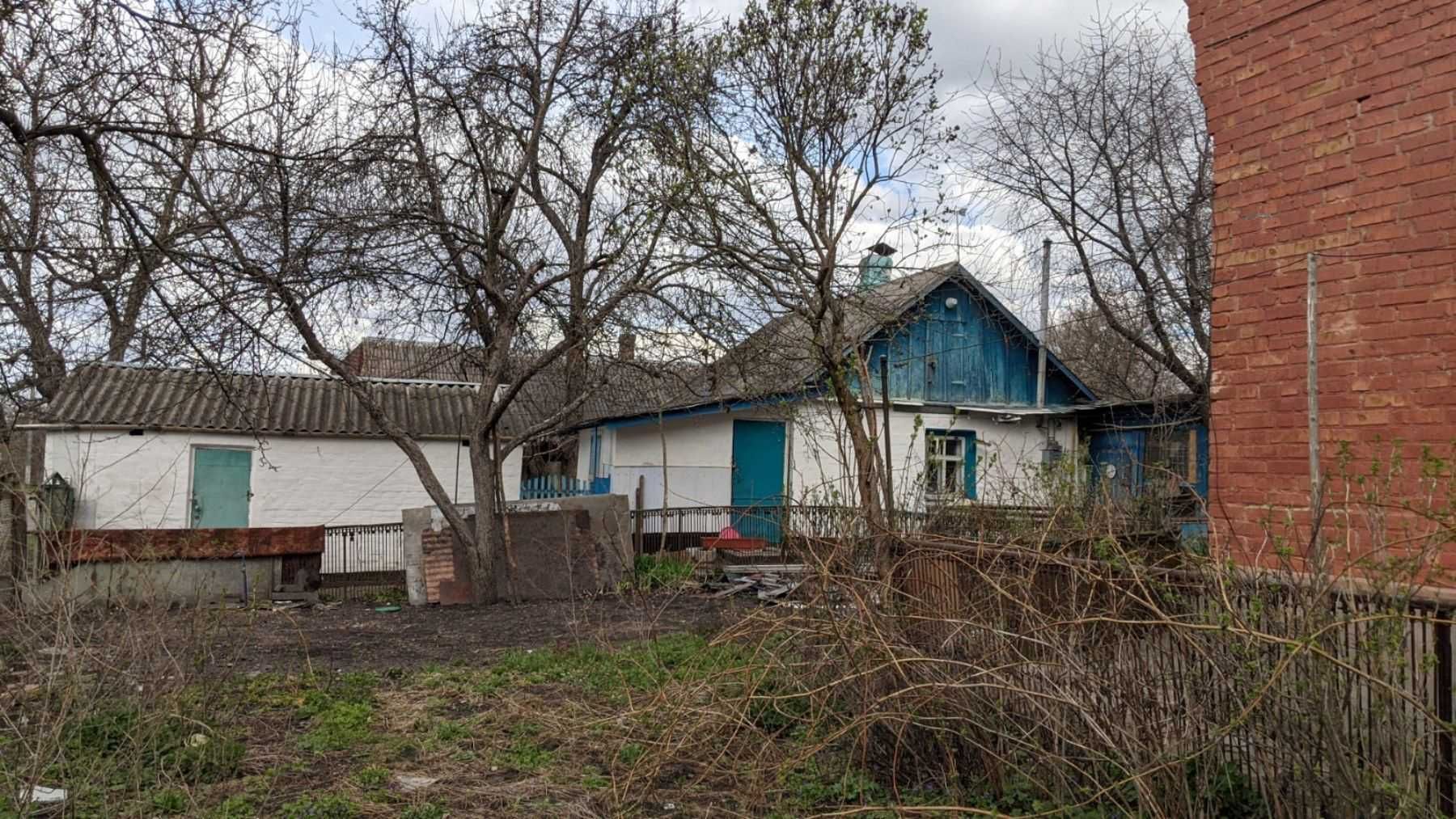 Продається садиба в центрі міста біля річки