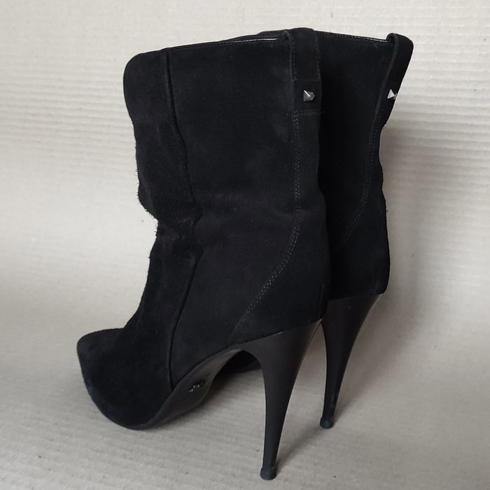 Ботильоны из натуральной замши на шпильках