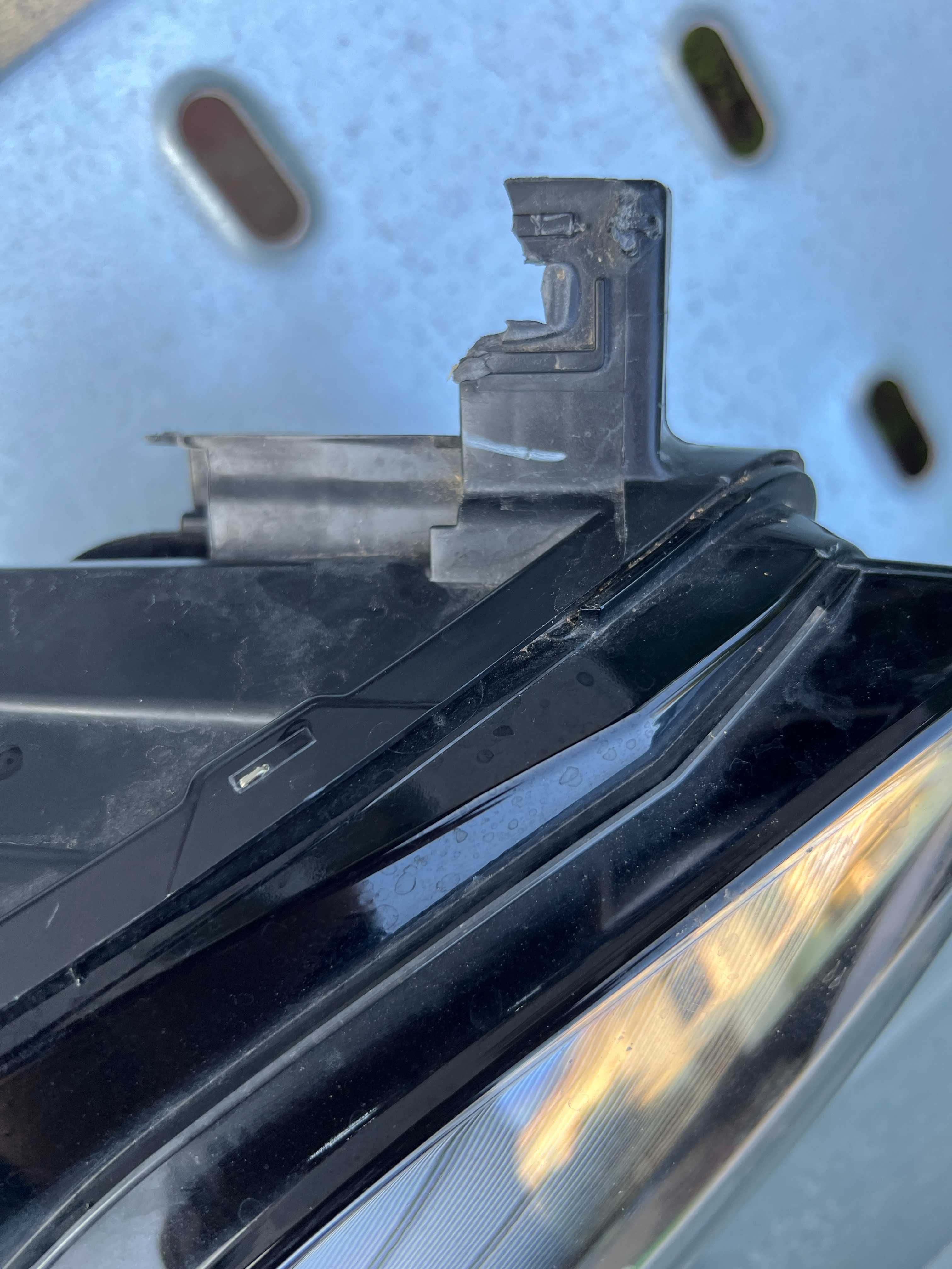 Фара права Tesla Model 3 , Y