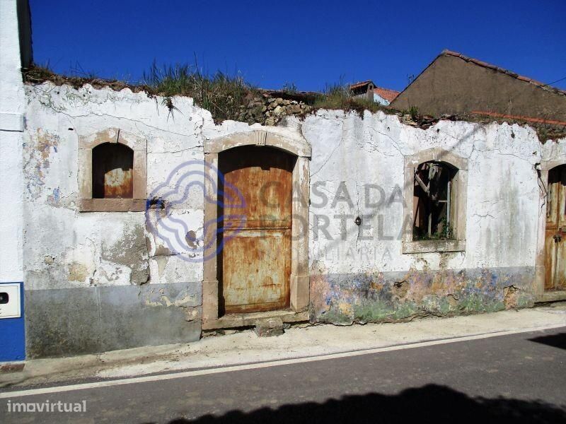 Ruína para restaurar em aldeia entre Tomar e Ferreira do Zêzere