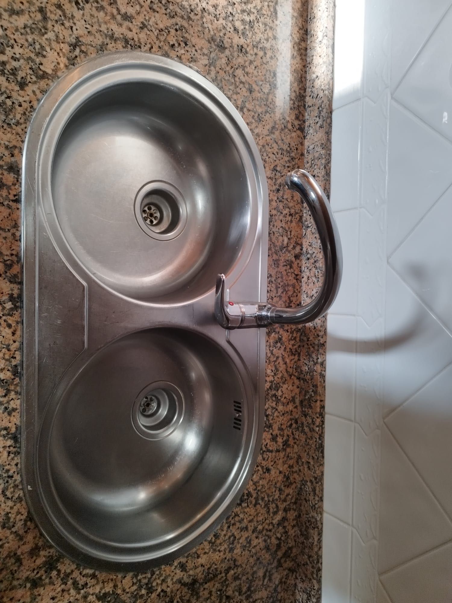 Pedra de bancada de cozinha fogão a gás e lava loiça