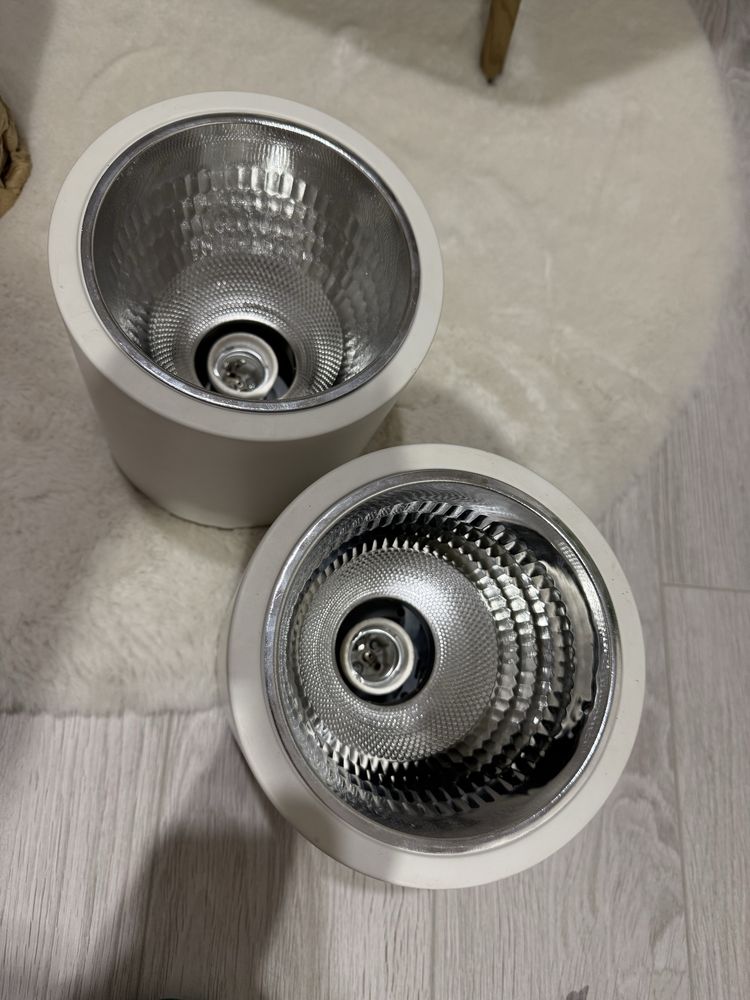 Dwie białe lampy tuby Polux