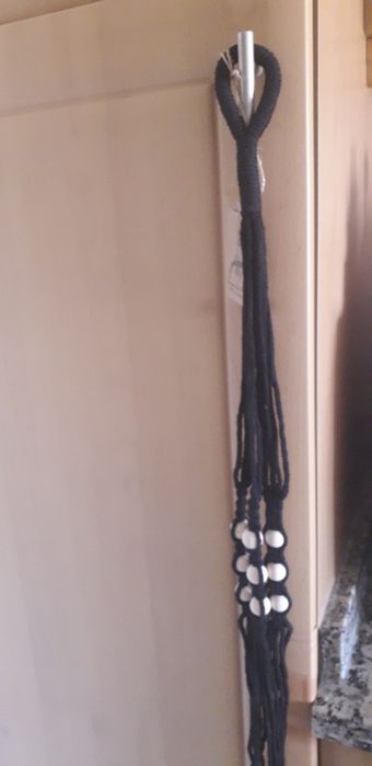 Suporte de vaso para pendurar em macramé