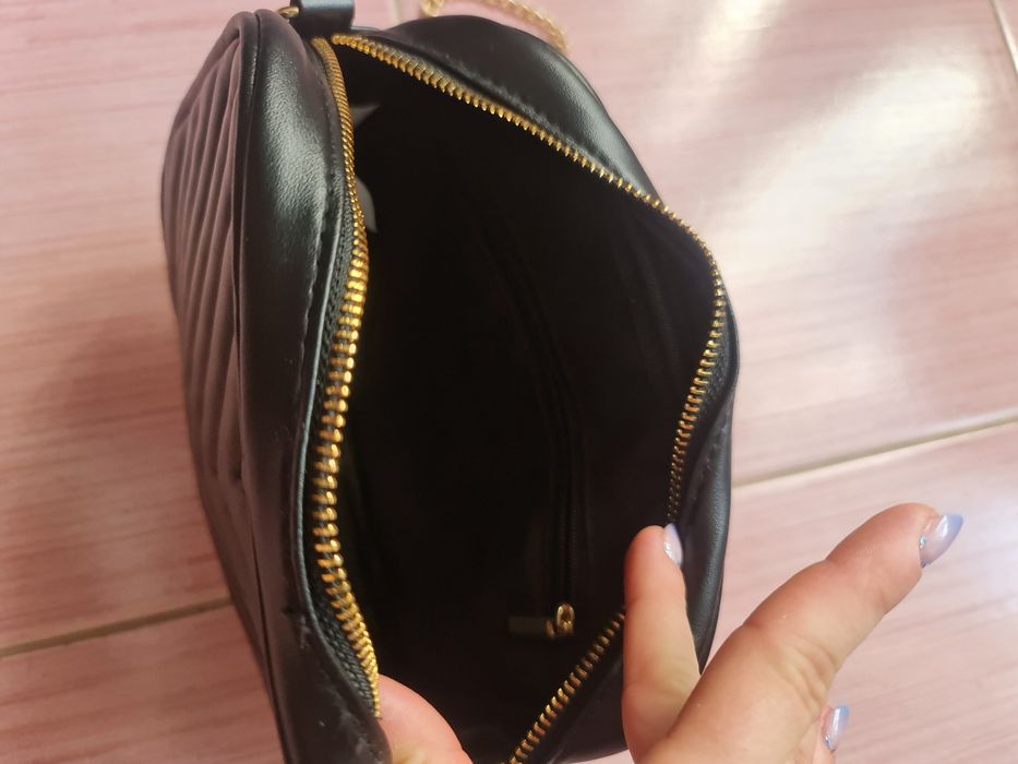 Czarna torebka na zamek