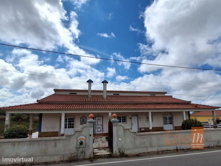 Moradia Independente T4 com Sótão, Garagem para 10 Viaturas e Terre...